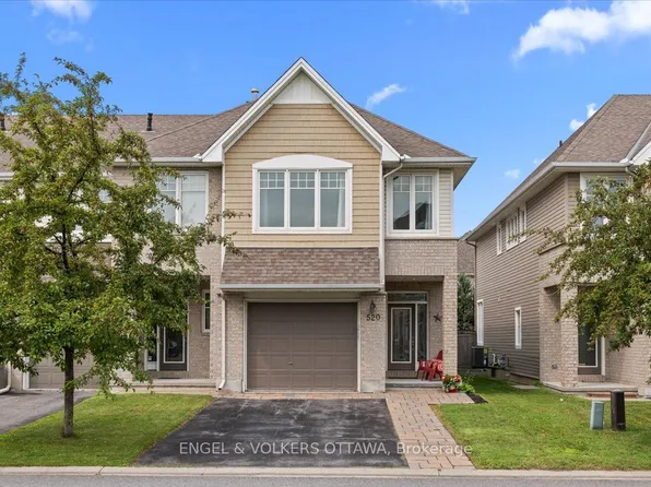 520 Rochefort Cir, Ottawa, ON K4A 0M8