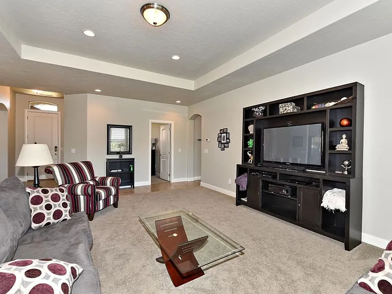 262 E Munich Dr — Photo 6
