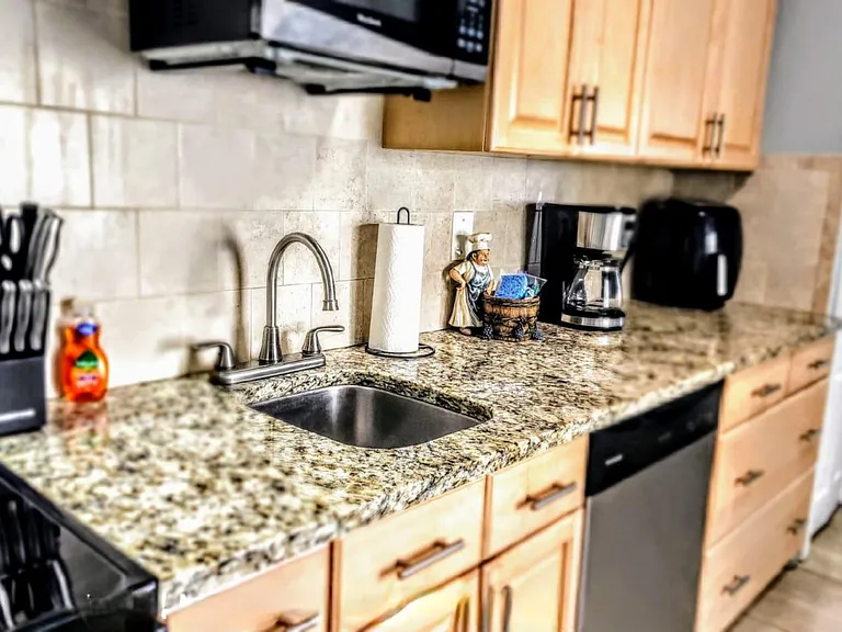2705 W Columbus Dr — Photo 6