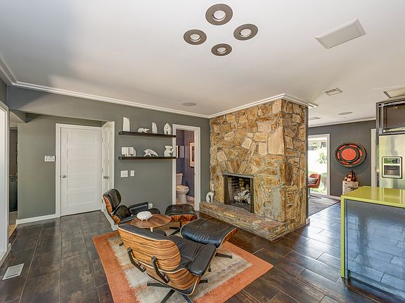 2nd image of 1686 Dunwoody Pl