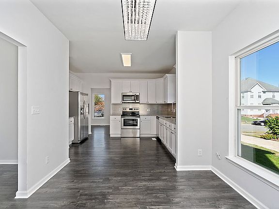 4th image of 828 Maltby Cres