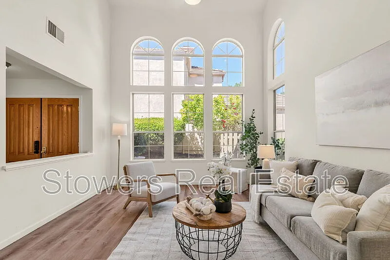 4 bed, 2.0 bath, 2813 sqft, $6,195 — Photo 4