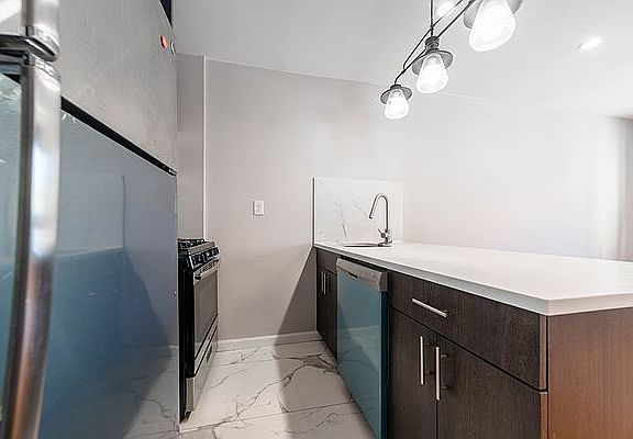 3rd image of 31 Monaco Pl #1