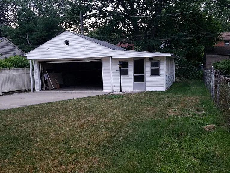 411 Kingsbury Ave — Photo 2