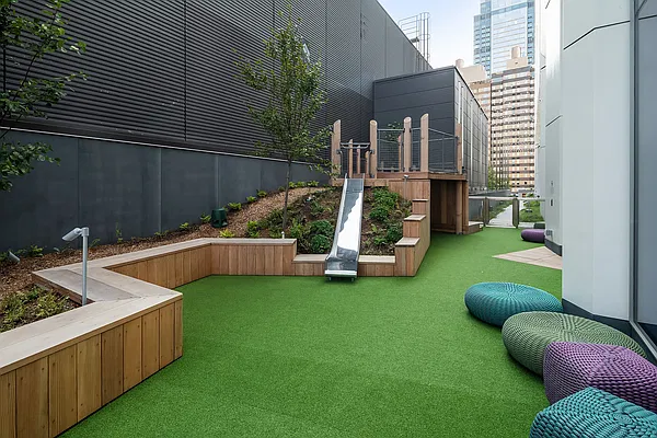 Rented by Extell Marketing Group LLC | media 21