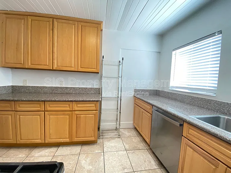 1250 E Villa St — Photo 8