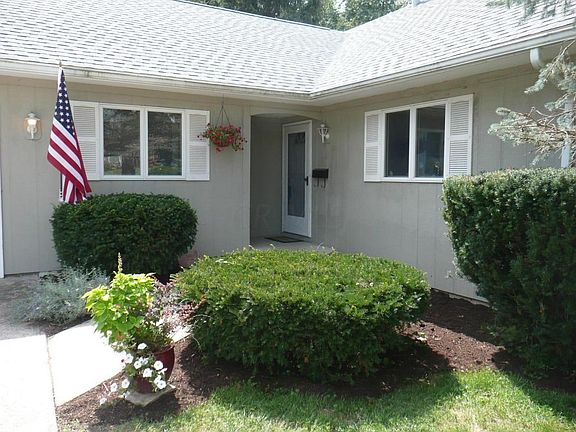 3rd image of 35 Tanglewood Dr