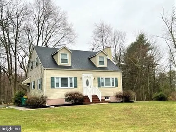 4 Cedar Dr, Hopewell, NJ 08525
