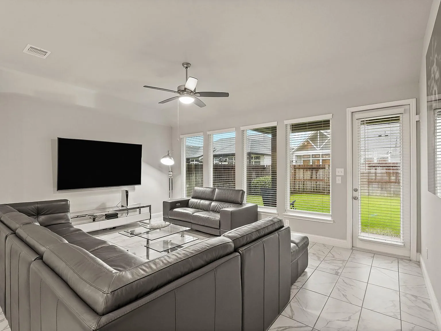 3 bed, 2.0 bath, 1794 sqft, $2,900 — Photo 3