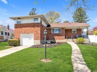 657 Kildare Cres, Seaford, NY 11783