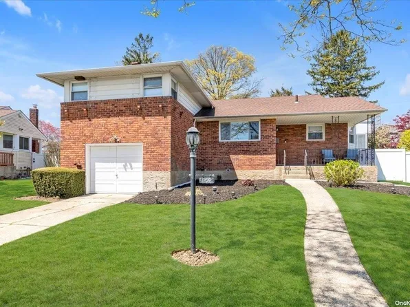 657 Kildare Crescent, Seaford, NY 11783