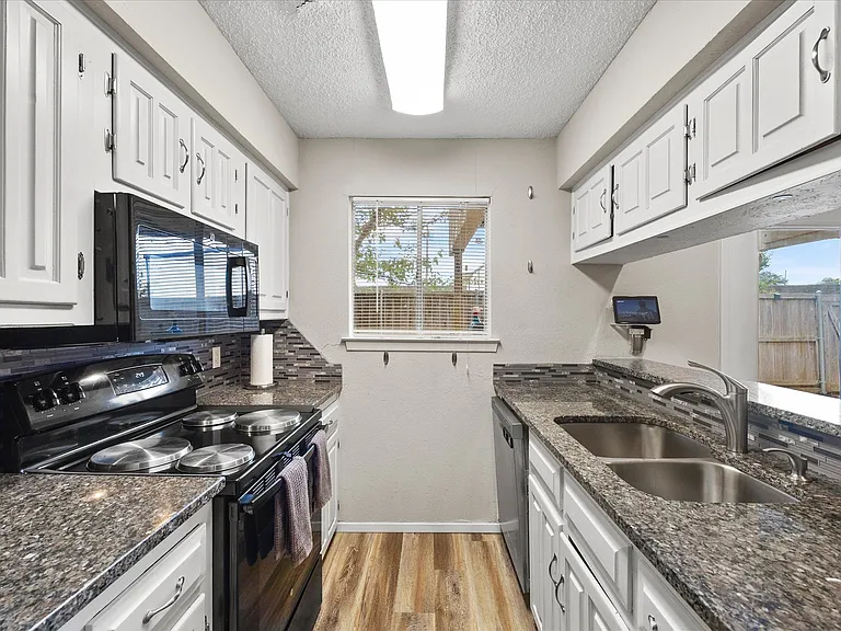 1818 Highbrook Ct — Photo 7