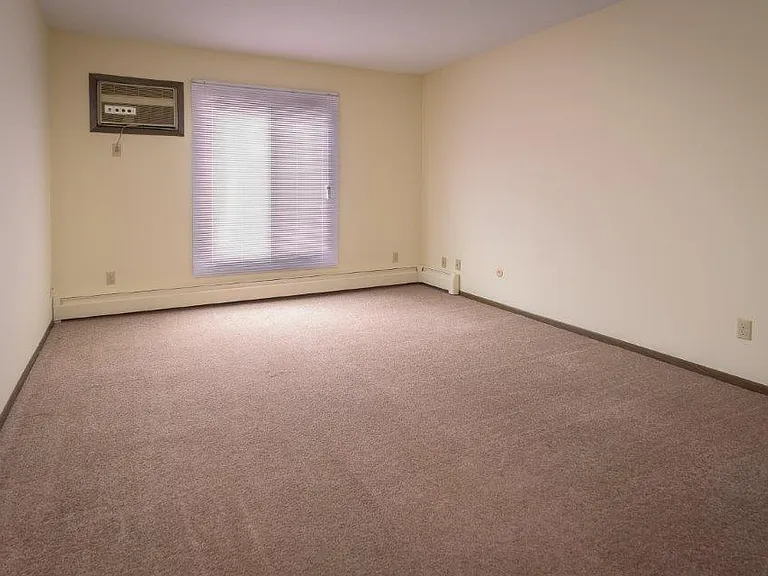 Silver Oaks Court Apartments — Photo 18