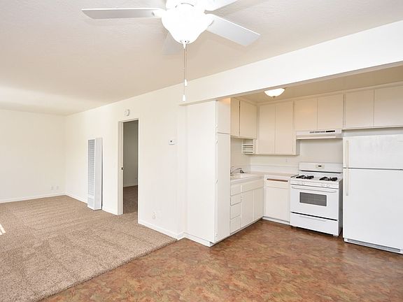 3rd image of 3160 Lincoln St #8