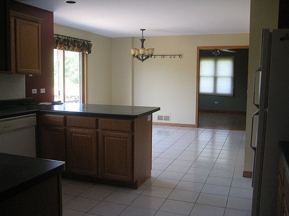 Eating area with deck access