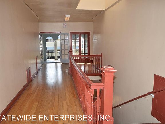 3rd image of 916 S Lake St #201