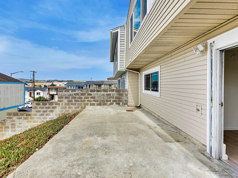 310 Castle St — Photo 32