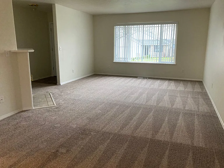 Two Bedroom Duplex in South Salem, Landscaping Included! — Photo 2