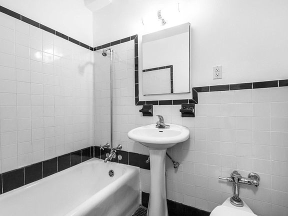 3rd image of 307 E 44th St APT 819