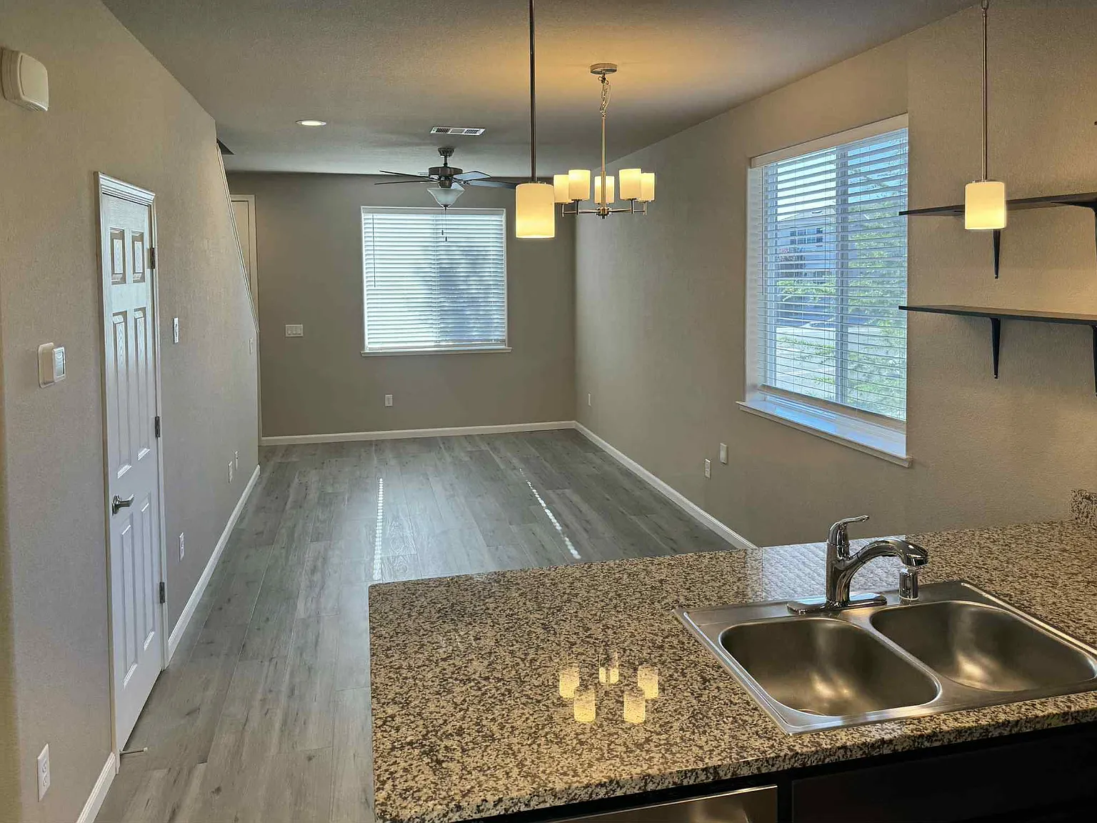 3 bed, 2.5 bath, 1281 sqft, $2,520 — Photo 4