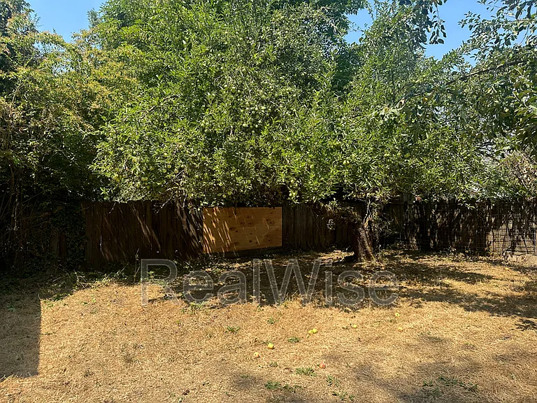 940 SE North St — Photo 27