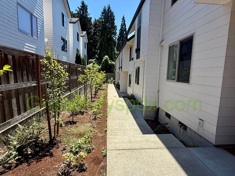 3928 SE Gladstone St — Photo 2