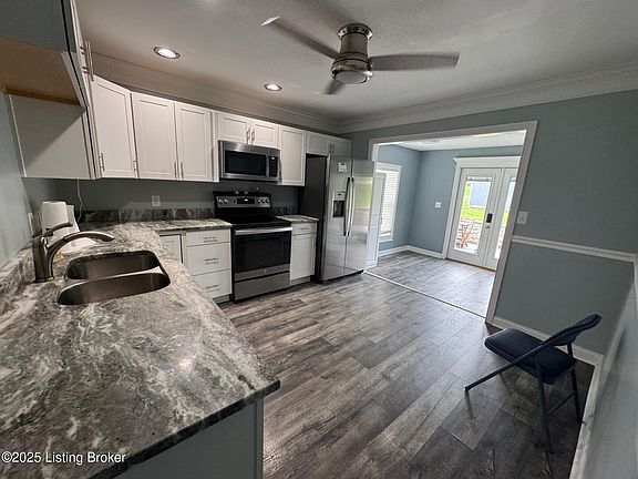 4th image of 180 Ella Dr