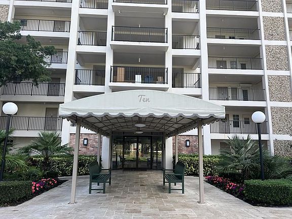 3rd image of 3150 N Palm Aire Dr APT 101