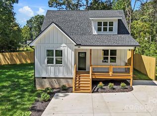 67 Valentine St, Flat Rock, NC 28731