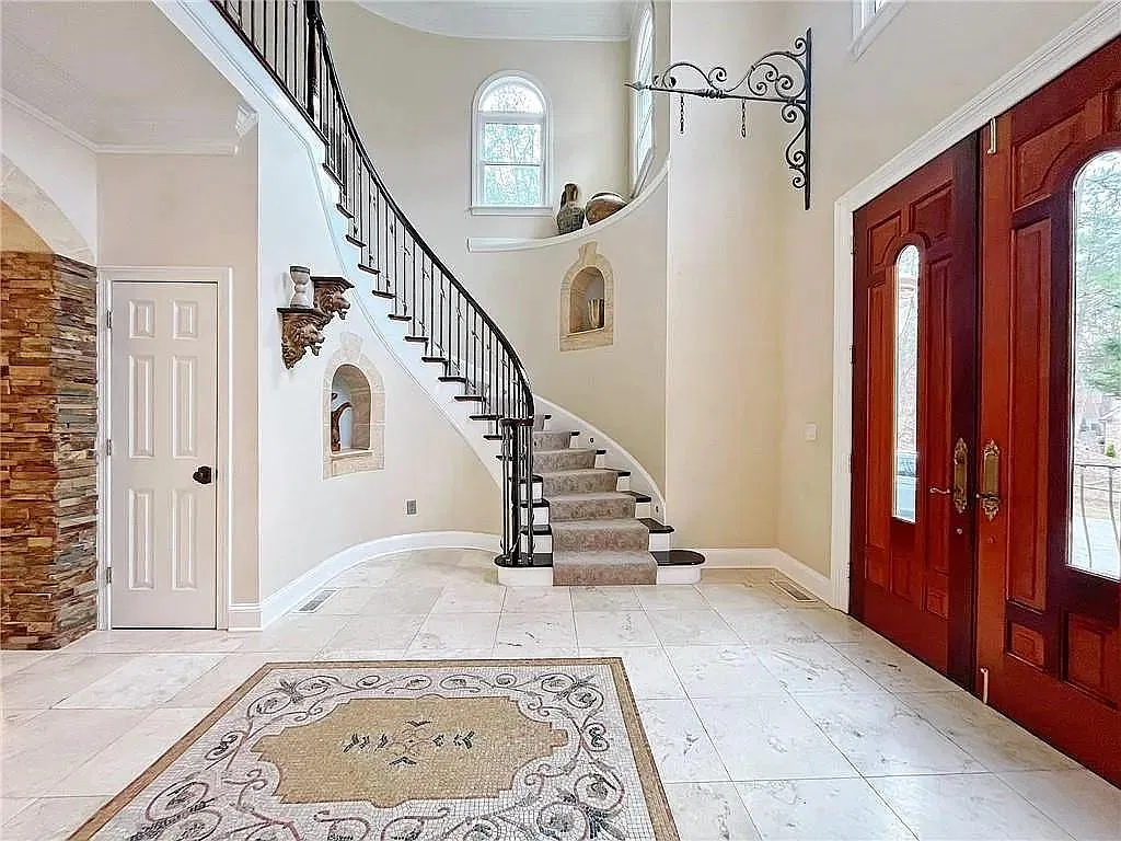 6 bed, 6718 sqft, $5,500 — Photo 3