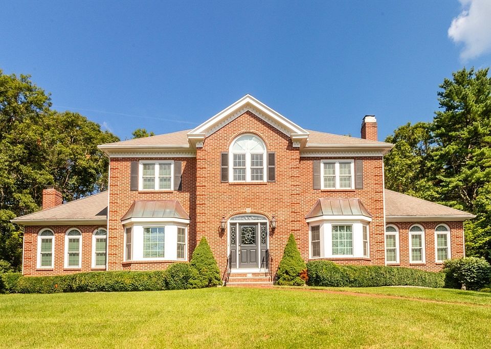 1st image of 25 Windsor Dr