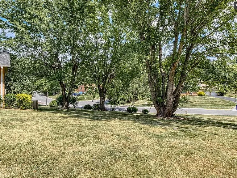 900 Broce Dr — Photo 48