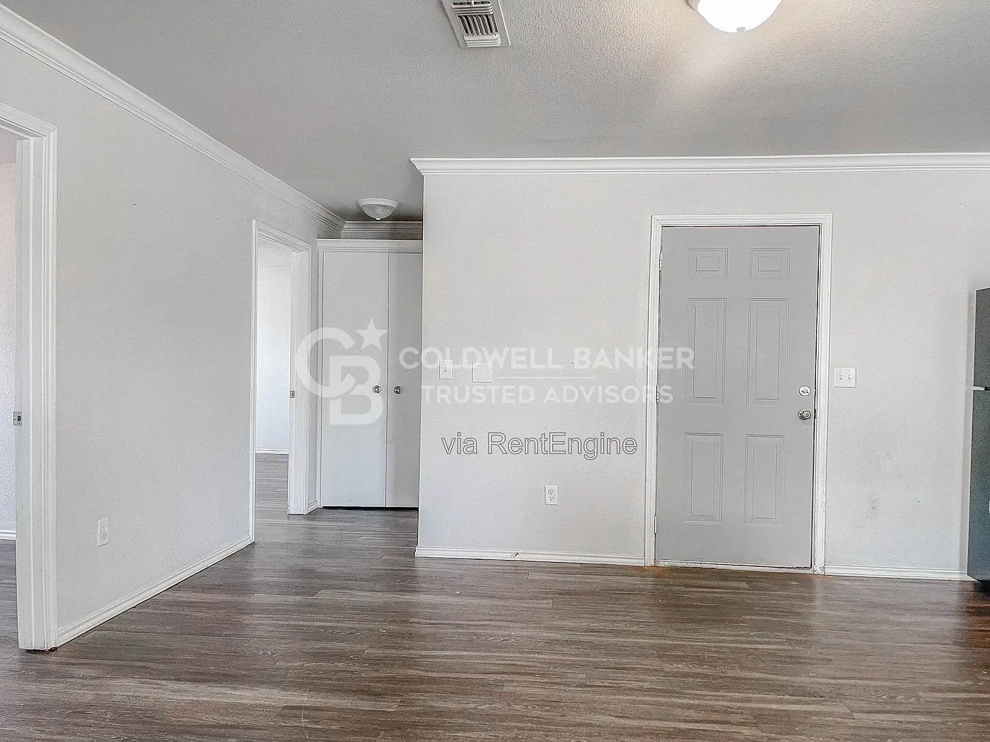 3 bed, 2.0 bath, 1140 sqft, $1,050 — Photo 2