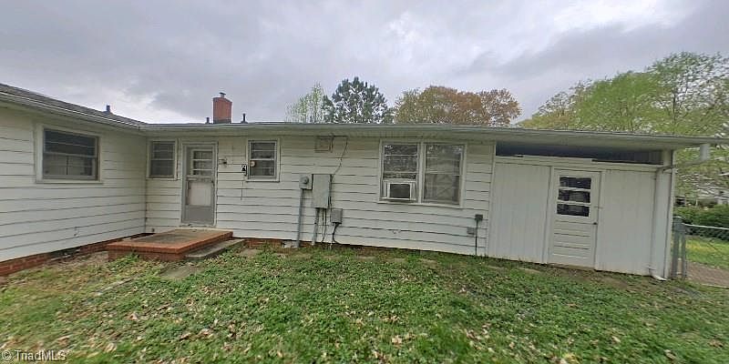 2nd image of 2525 Westmoreland Dr
