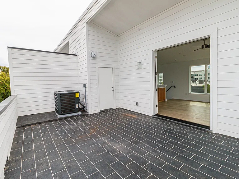 4210 Roseland Ave #104 — Photo 33