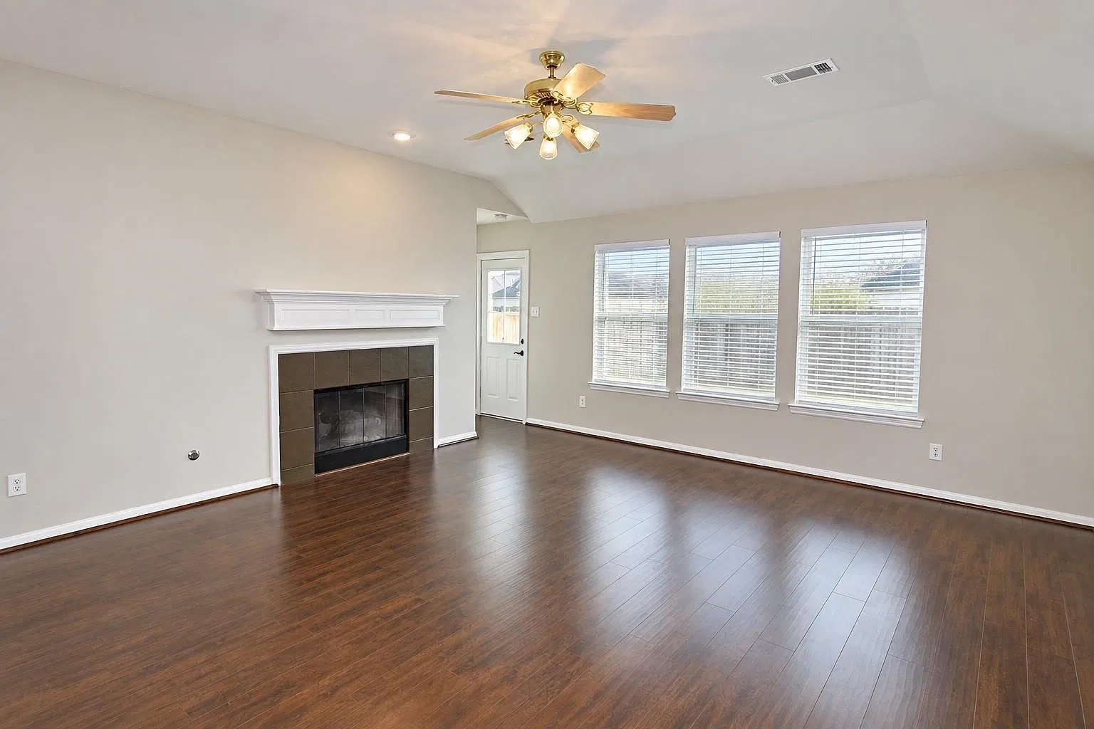3 bed, 2.0 bath, 1708 sqft, $2,100 — Photo 2