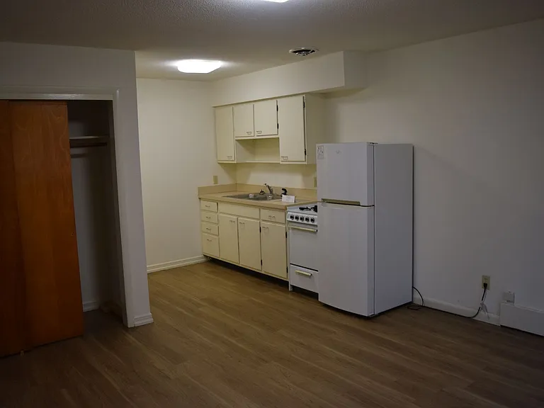 402 W Clark St — Photo 5