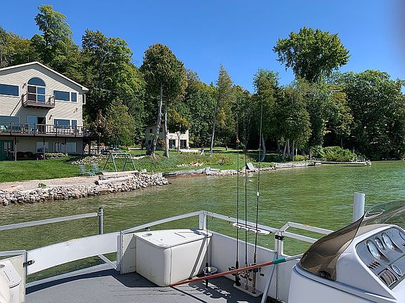 Buy Home & Cottage 258’ lake
