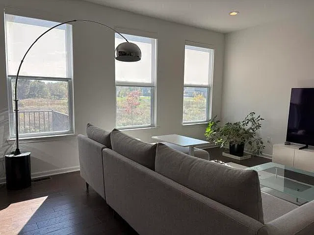 3 bed, 2.5 bath, 2602 sqft, $3,800 — Photo 2
