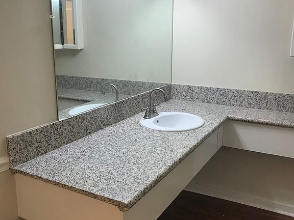 4th image of 975 Ventura Ave APT 3
