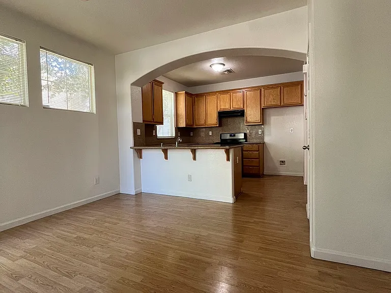 4550 Parkvale Ct — Photo 5