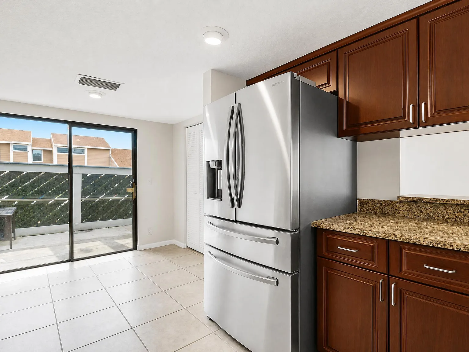 3 bed, 2.5 bath, 1435 sqft, $3,400 — Photo 3
