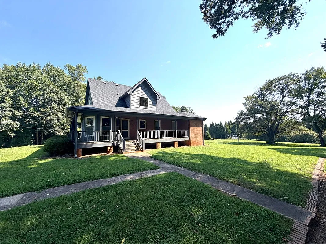3 bed, 2.5 bath, 1745 sqft, $2,200 — Photo 2