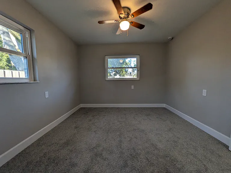 5523 Venetian Blvd NE — Photo 24