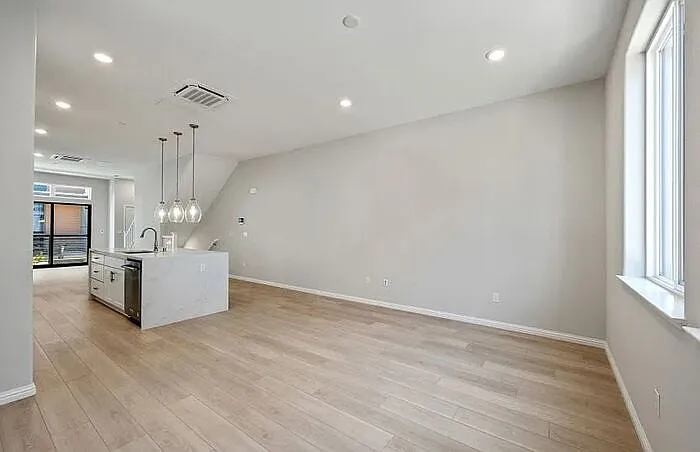 125 Waters Park Cir — Photo 5