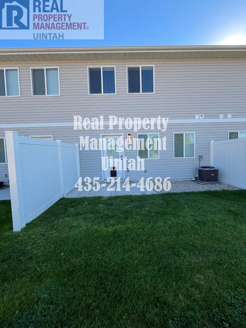 Cozy 3 Bedroom 2 1/2 Bath Townhome. — Photo 2