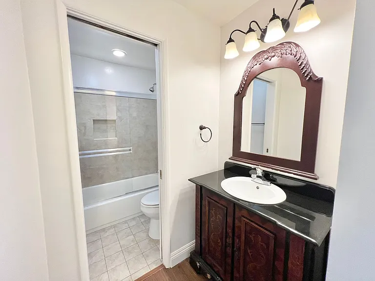 Newly Remodeled Lower Level 2 Bedroom 2 Bathroom Spacious Unit — Photo 10