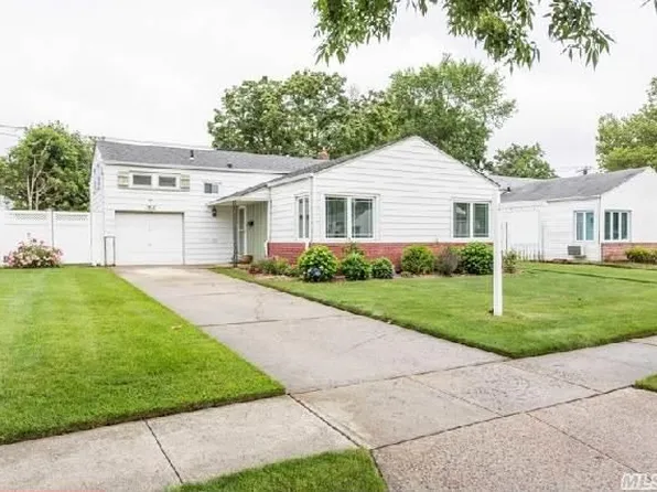 95 Dean St, Hicksville, NY 11801