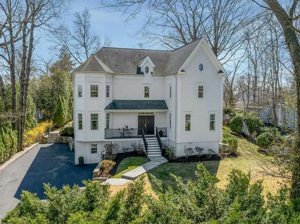 16 Summit Rd, Riverside, CT 06878