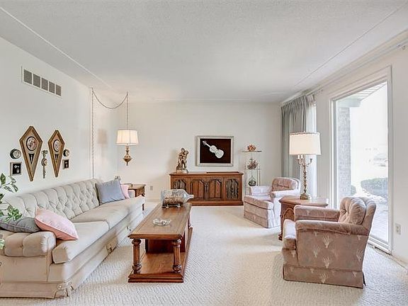 5th image of 401 E Meade Dr